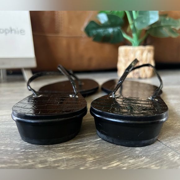 Lauren Ralph Lauren Black Croc-Embossed Flip Flops with Metal Logo Plates Size 8 - Picture 6 of 9